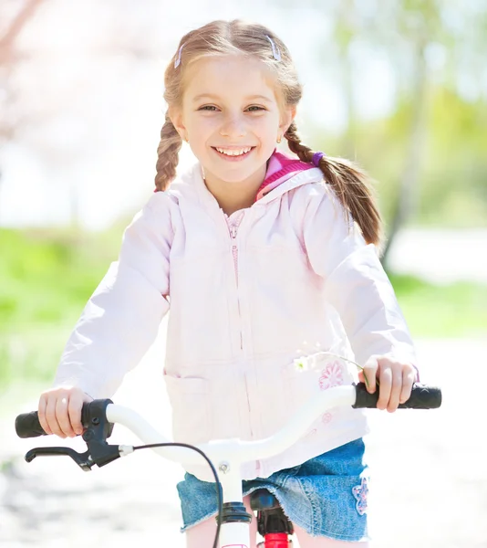 Kleines Mädchen auf ihrem Fahrrad — Stockfoto