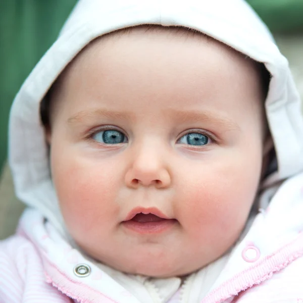 Mignon bébé aux yeux bleus — Photo