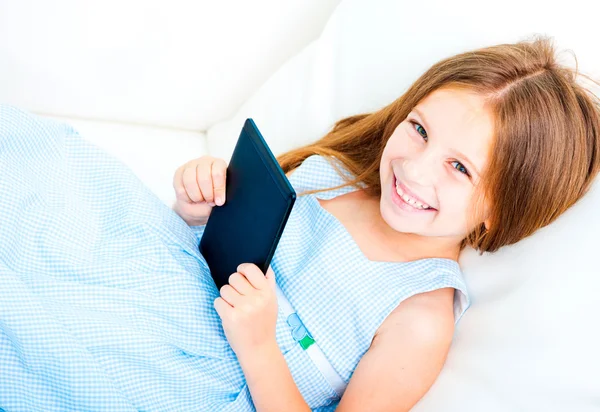 Kleines Mädchen mit einem E-Book — Stockfoto
