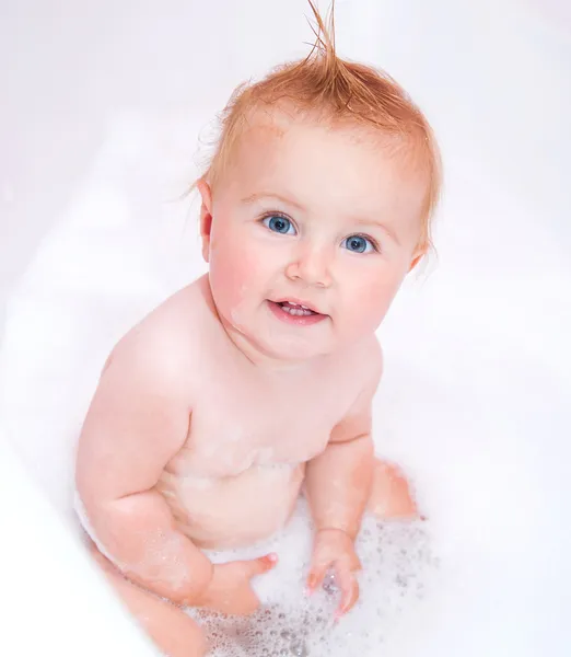 Glimlachend babyis nemen van een bad — Stockfoto