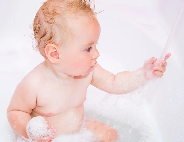 赤ちゃんはお風呂します。 — ストック写真