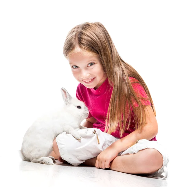Onu tavşan ile küçük kız — Stok fotoğraf