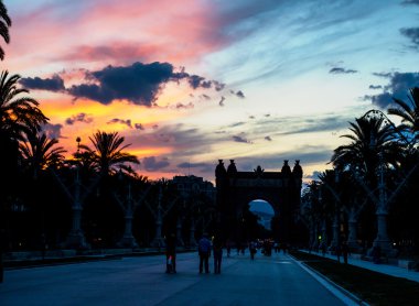 hombre inteligente con gran idea creativa sobre copyspace amarillo