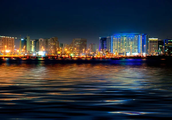 Dubai centrum nachtbeeld — Stockfoto