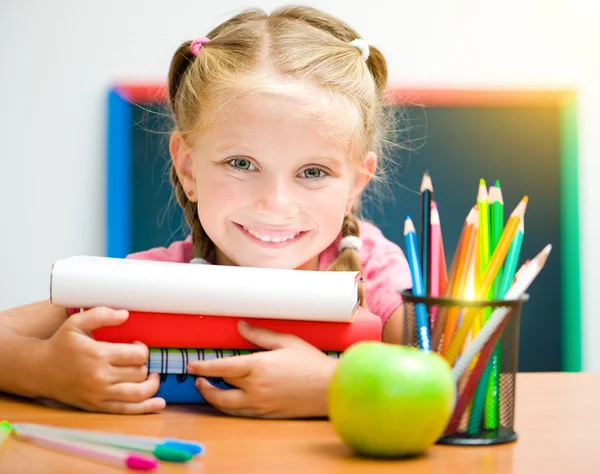 Niña en el lugar de trabajo con los libros —  Fotos de Stock