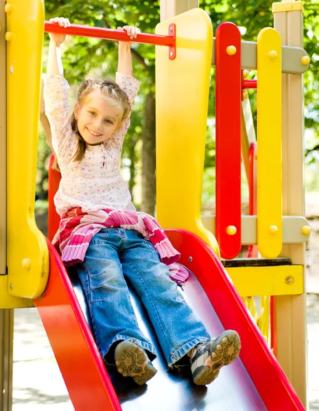 Niña en el patio al aire libre — Foto de Stock