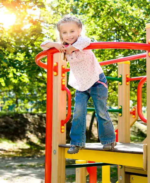 Dziewczynka na plac zabaw — Zdjęcie stockowe
