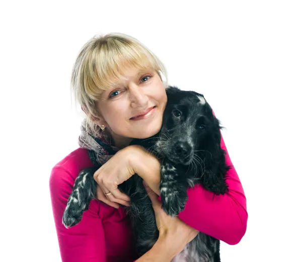 Mujer joven con su cachorro — Foto de Stock
