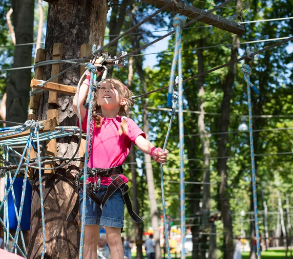 Niña en un parque de cuerdas — Foto de Stock