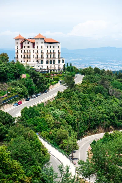 Güzel bir ev ile bir dağ — Stok fotoğraf