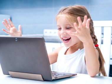 onun bilgisayar ile küçük kız