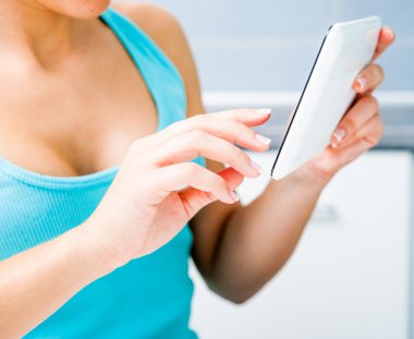 genç kız tablet ile çalışma