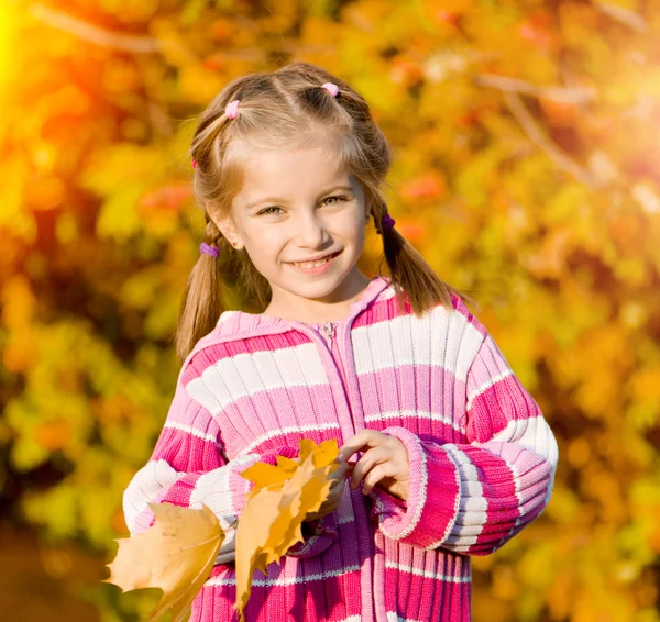 Yaprakları karşı gülümseyen şirin kız — Stok fotoğraf