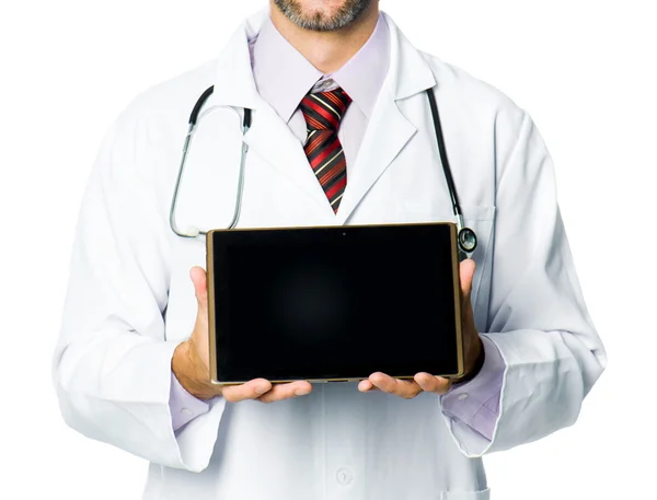 Усміхнений лікар показує планшетний ПК — стокове фото