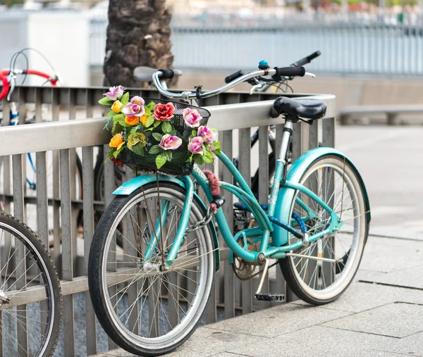 Bicicleta con una cesta — Foto de Stock