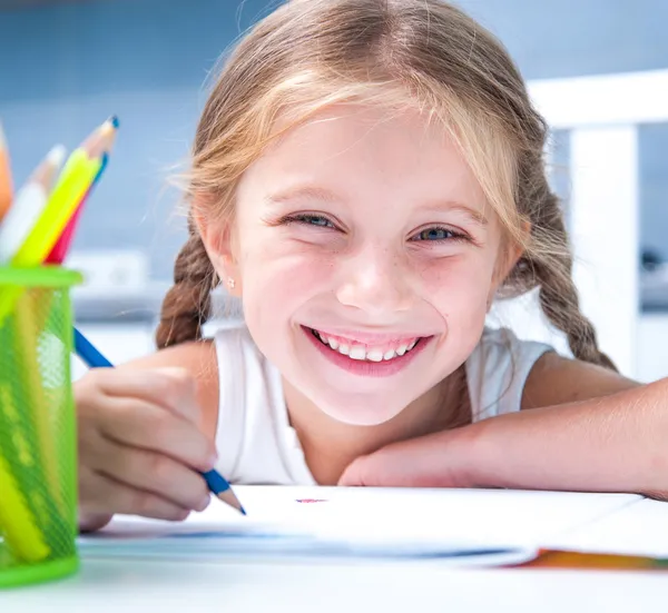 Menina desenho com lápis — Fotografia de Stock