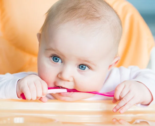 Baby flicka kommer att äta — Stockfoto