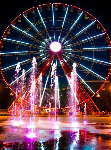 Ferris wheel and fountain — Stock Photo, Image