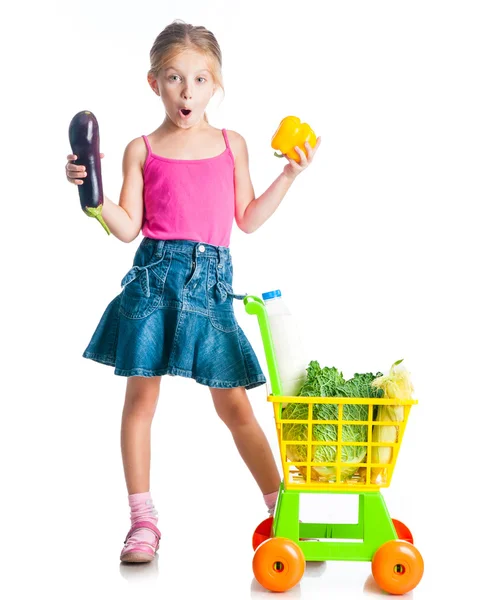 Chica con una cesta de productos — Foto de Stock