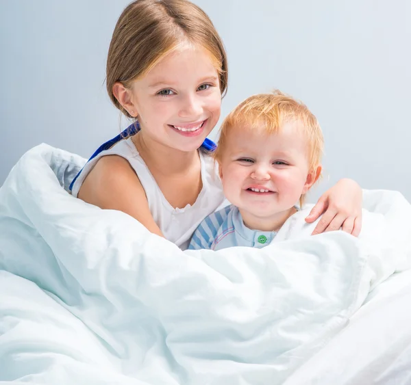 Twee schattige kleine zusters — Stockfoto