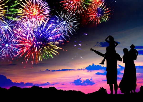 Familia viendo fuegos artificiales — Foto de Stock