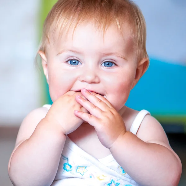 Bebê bonito de olhos azuis — Fotografia de Stock