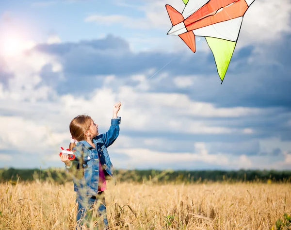 Little girl flies a kite — Stock Photo, Image