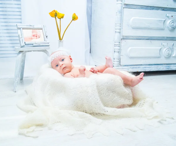 Mooie baby in het lichte interieur — Stockfoto