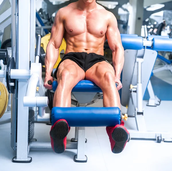 Deportista atléticamente construido en el gimnasio — Foto de Stock