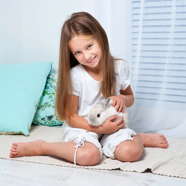 Petite fille avec un lapin — Photo