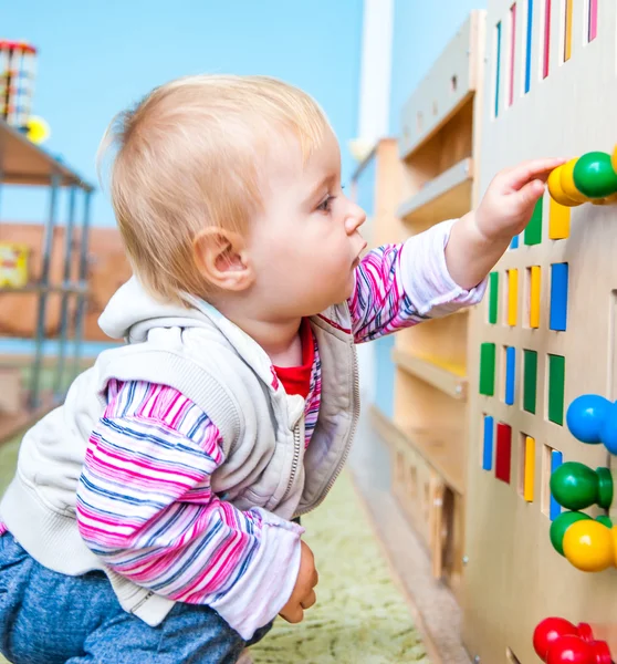 Niña en el aula desarrollo temprano — Foto de Stock