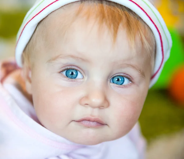 Criança de olhos azuis — Fotografia de Stock