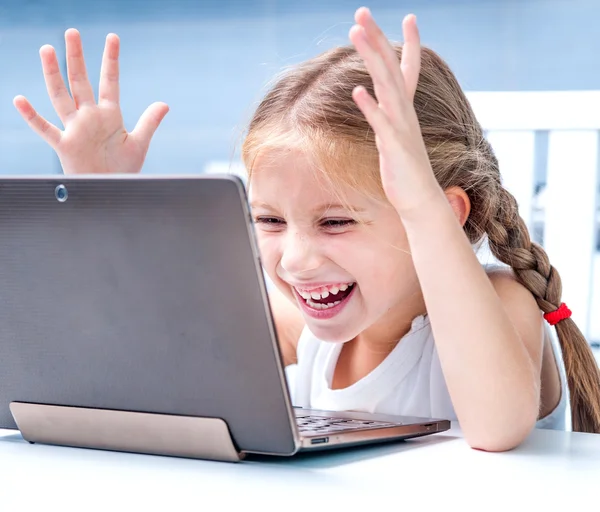 Menina com seu computador — Fotografia de Stock