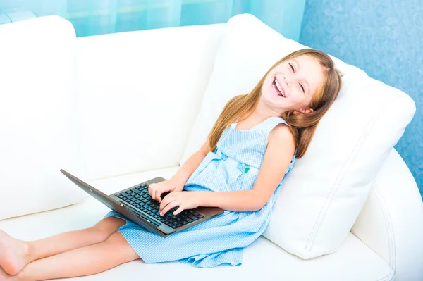 Lilla söta tjejen med en bärbar dator — Stockfoto