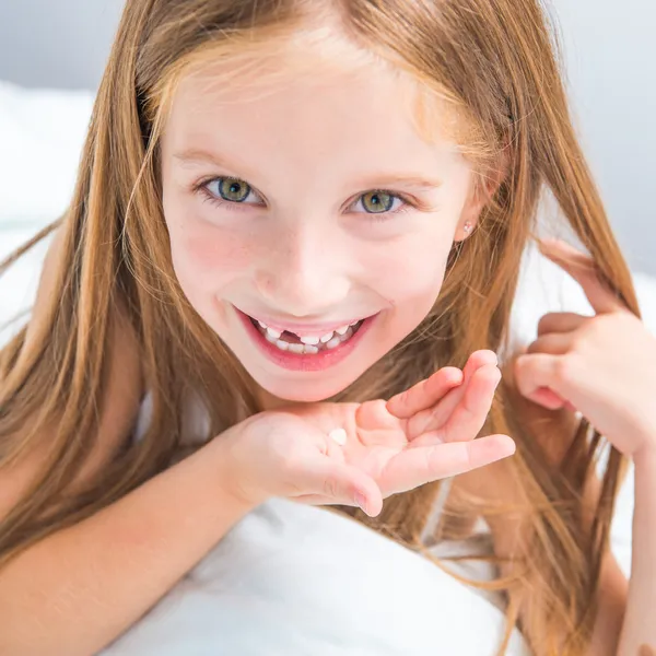 Girl showing her teeth — Stock Photo, Image