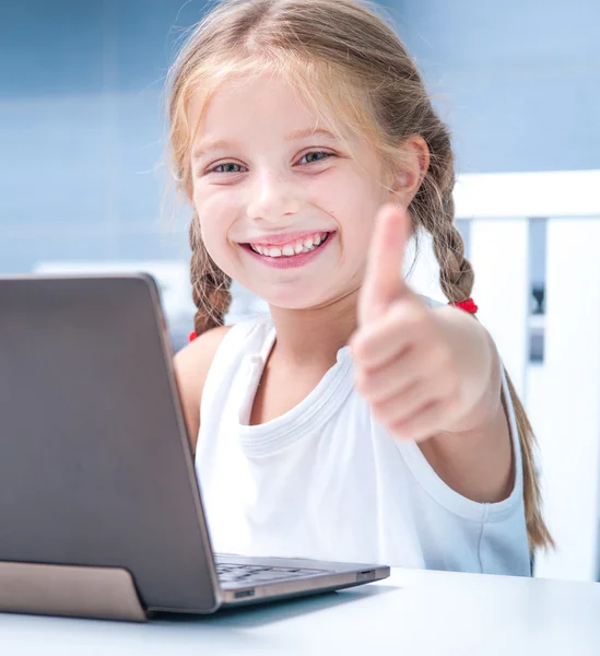 Petite fille avec son ordinateur — Photo