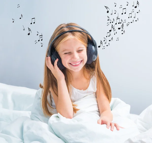 Petite jolie fille écoutant de la musique — Photo