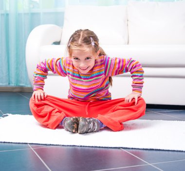 küçük kız evde spor oynarken