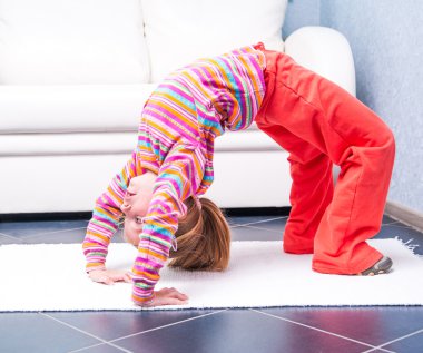 küçük kız evde spor oynarken
