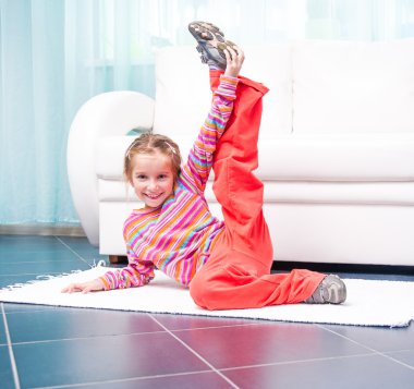 küçük kız evde spor oynarken