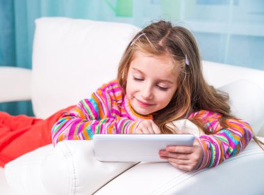 tablet ile sevimli küçük kız