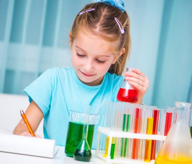 Şişeler ile küçük kız