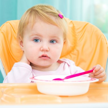 bir yaşındaki kızı beslenme için mama sandalyesi