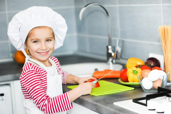 小女孩准备健康食品květ sasanqua — Stockfoto