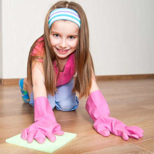 Kleines Mädchen putzt das Haus — Stockfoto