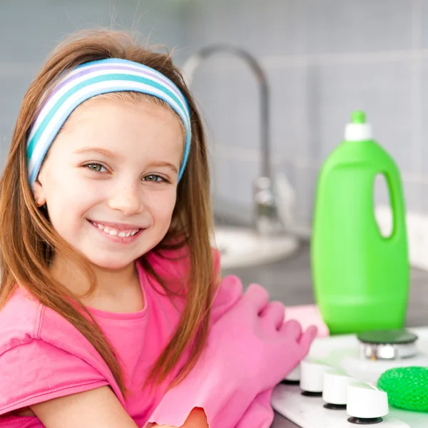 Mädchen machen putzen in der Küche — Stockfoto