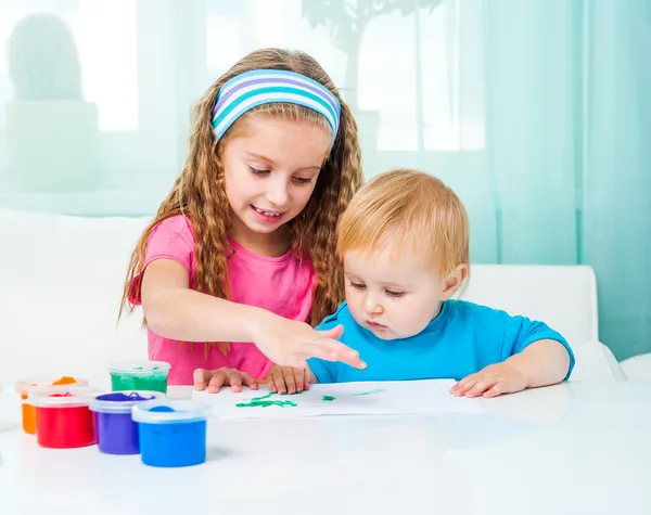 Dos hermanas dibujan pinturas de dedos — Foto de Stock