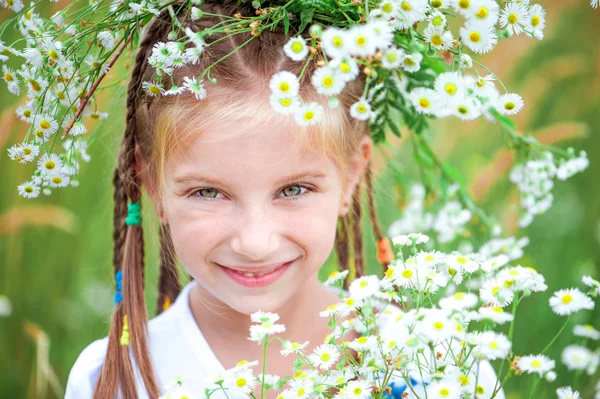 Lilla söta tjejen på fältet — Stockfoto