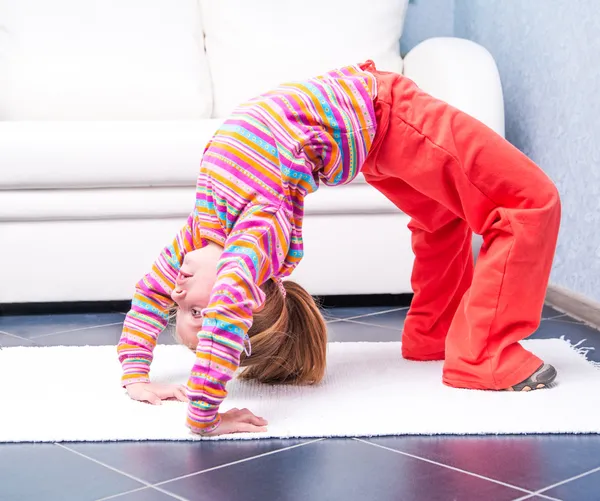 küçük kız evde spor oynarken