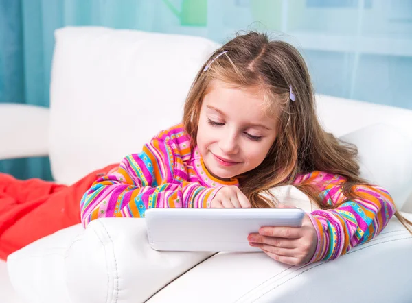 Schattig klein meisje met de Tablet PC — Stockfoto